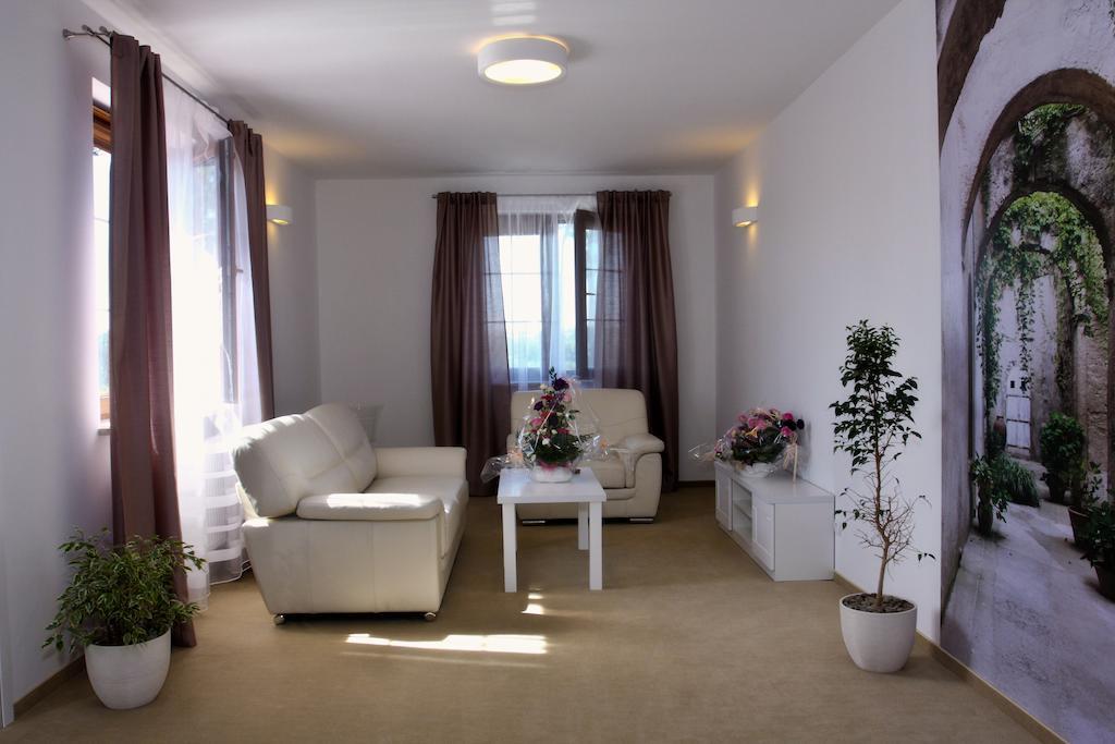 Hotel Ambasada Krobia Habitación foto